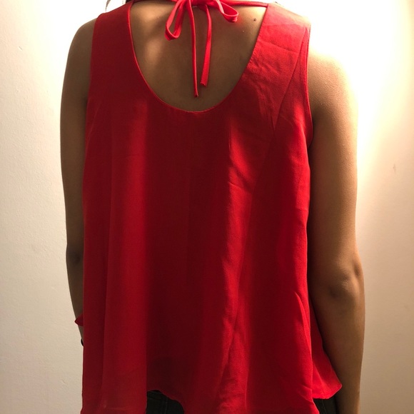 ❤️ Simple red top with back detailing - Picture 3 of 3